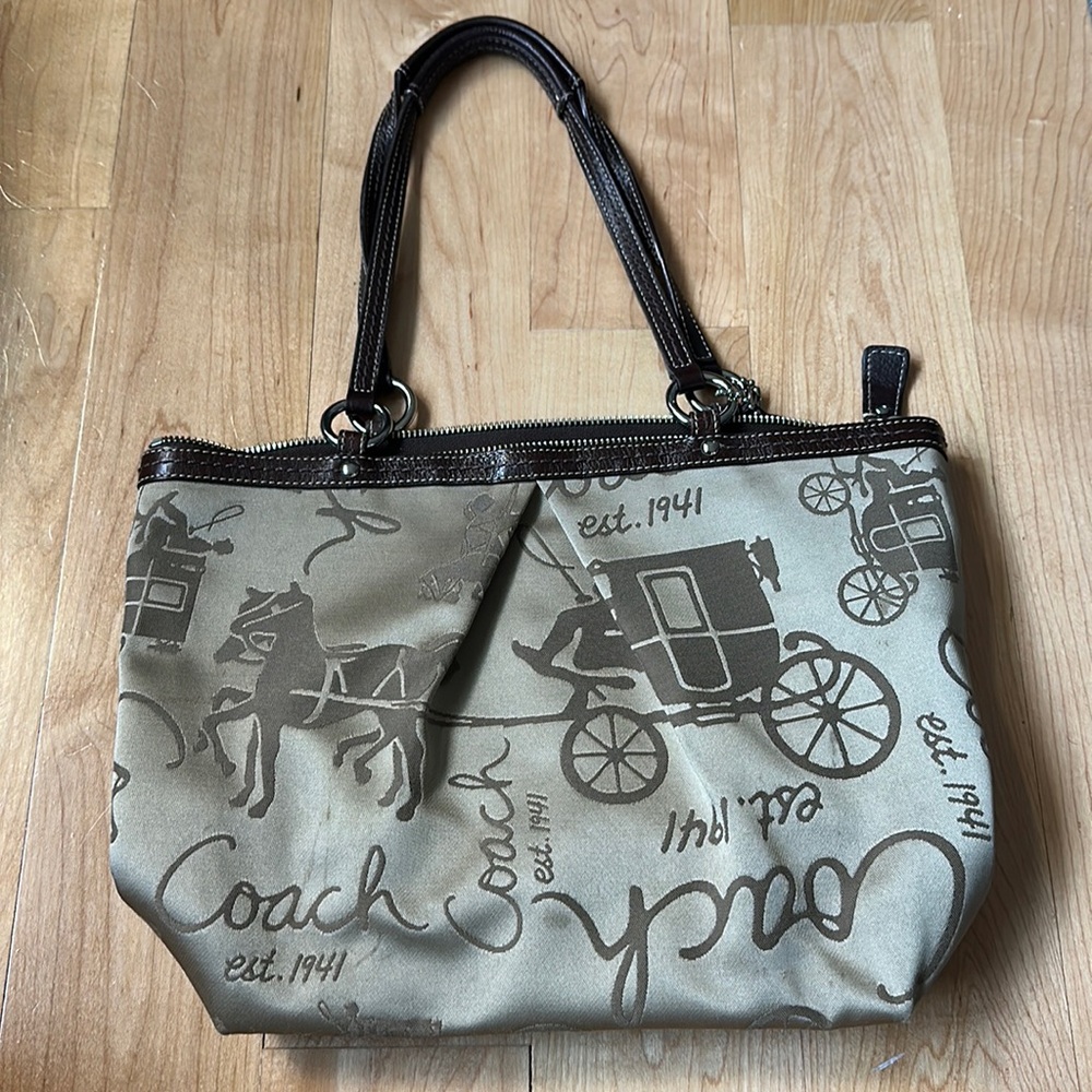 Exclusive coach shoulder bag with horses and carriages
in great condition!!